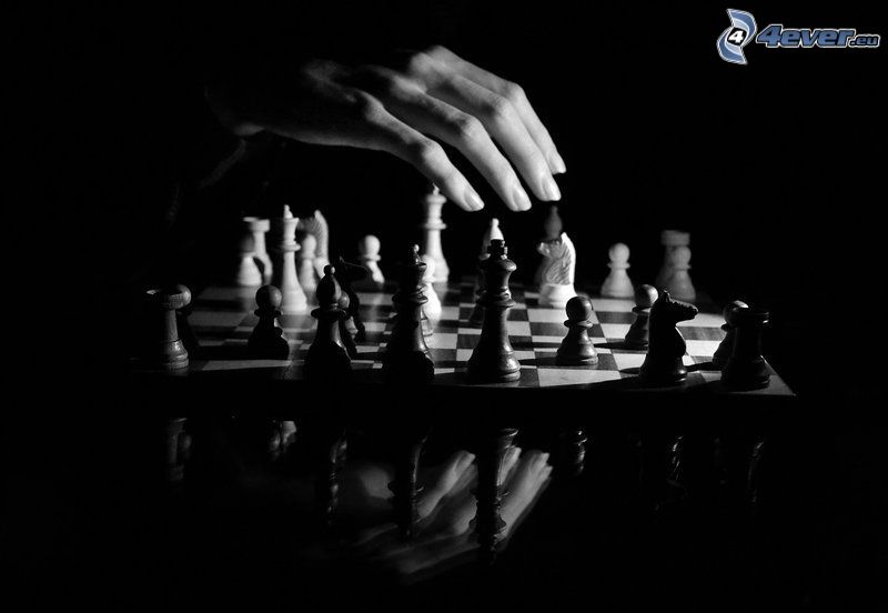 šach, šachové figúrky, ruka, čiernobiela fotka