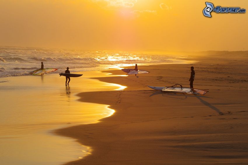 surfer, piesočná pláž, západ slnka nad plážou