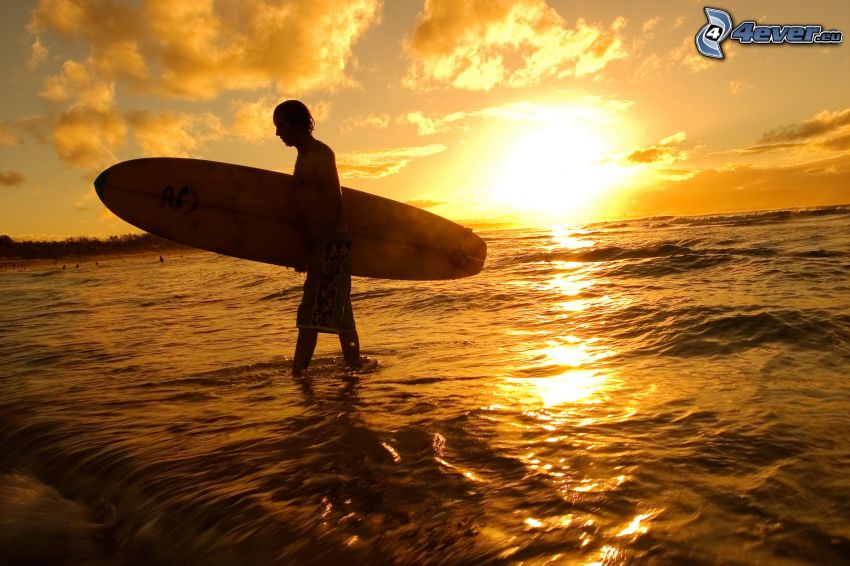 surfer, silueta, západ slnka nad morom