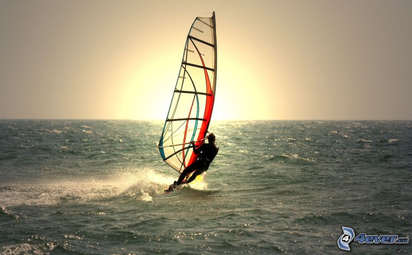 surfer, windsurfing, západ slnka za morom