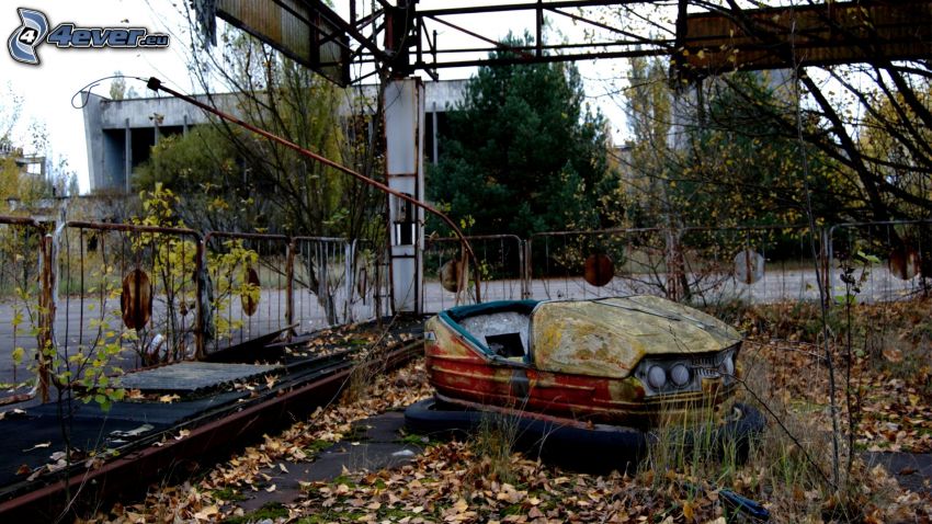 autodrom, Pripiať, Černobyľ, jesenné listy, stromy