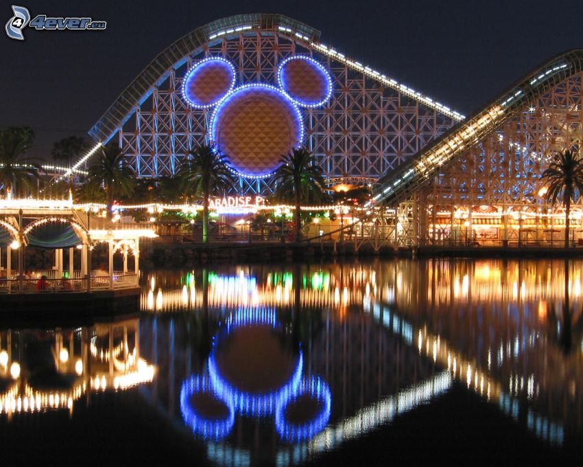 Disneyland, Kalifornia, USA, horská dráha, večer, osvetlenie, voda, odraz