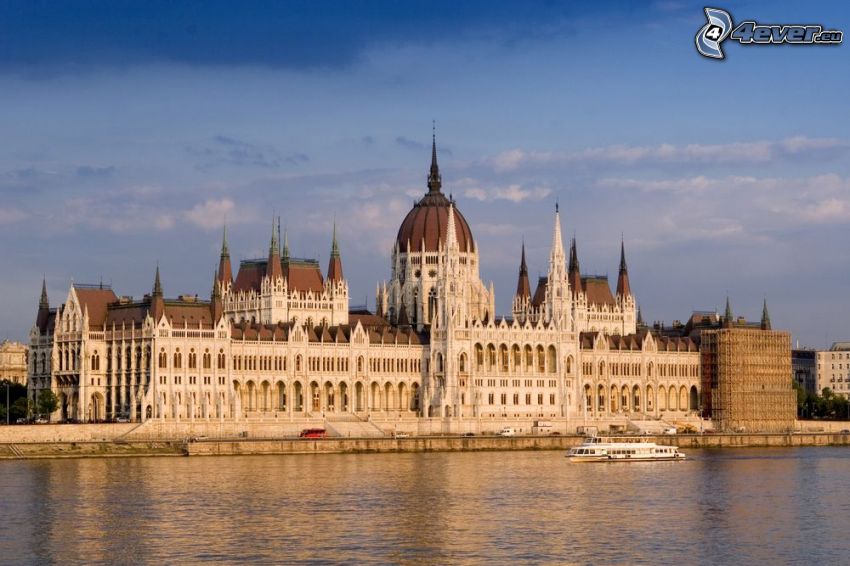 Budapešť, parlament, Dunaj, turistická loď