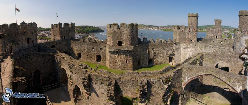 Conwy Castle, hradby
