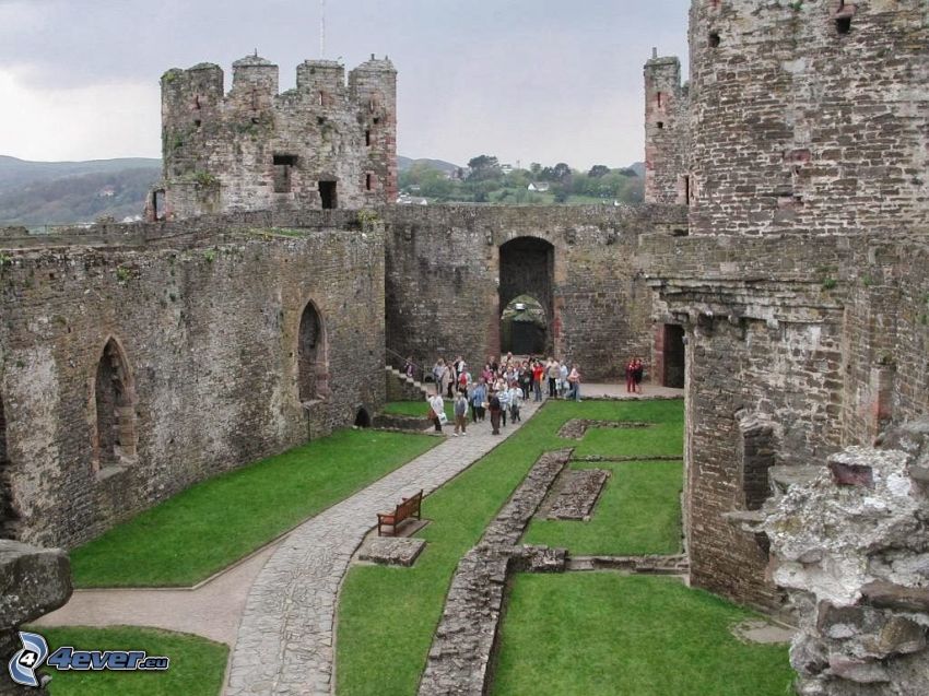 Conwy Castle, nádvorie, turisti