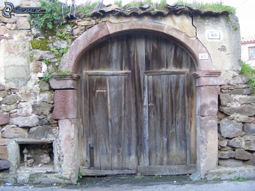 drevená brána, kamenný múr