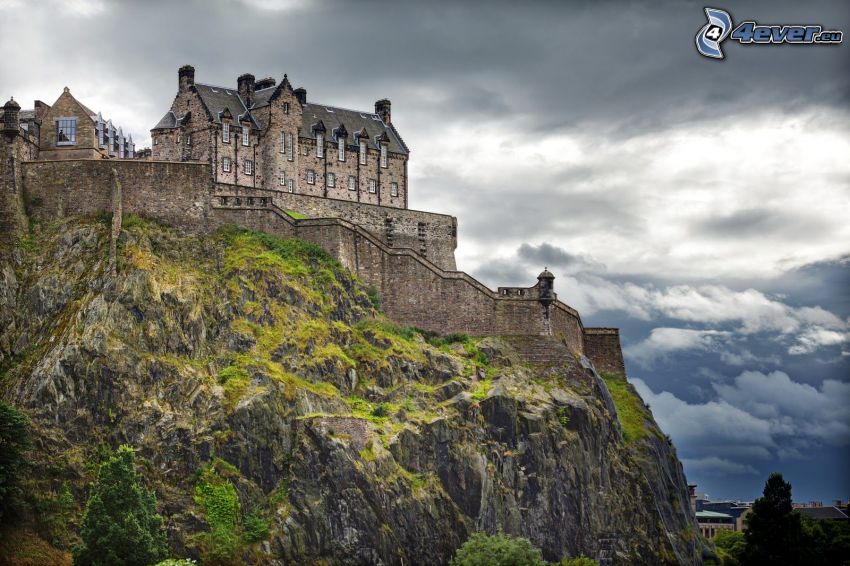 Edinburgský hrad, skala, tmavé oblaky
