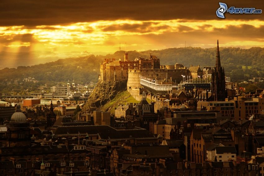 Edinburgský hrad, slnko za oblakmi, žltá obloha