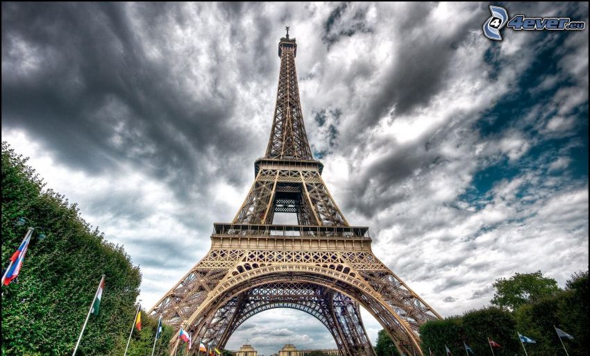 Eiffelova veža, oblaky