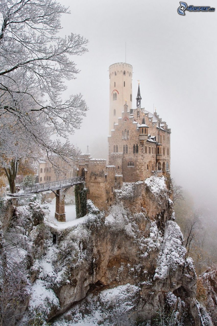 Lichtenstein Castle, zasnežená krajina