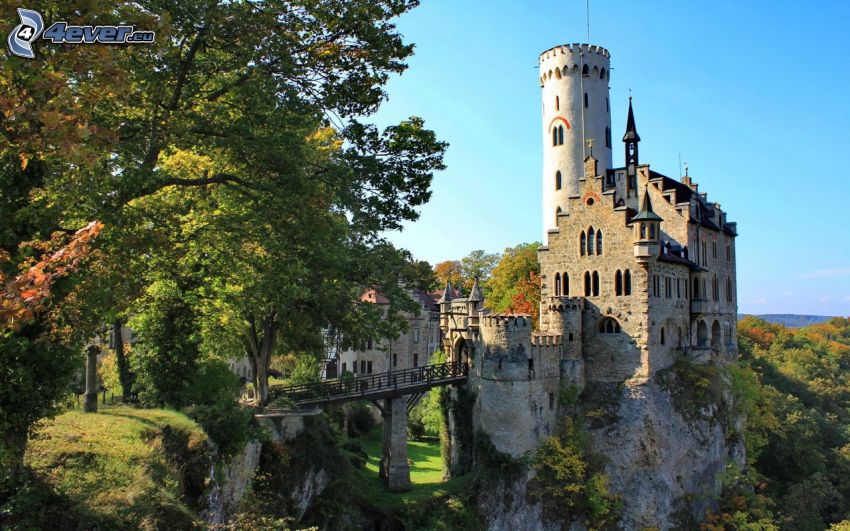 Lichtenstein Castle, zelené stromy