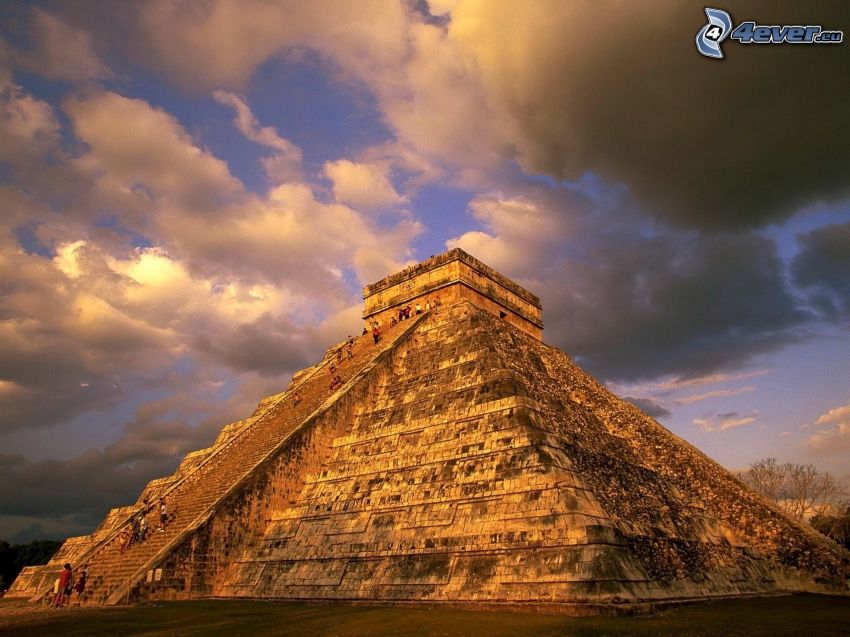 Mayská pyramída El Castillo, oblaky