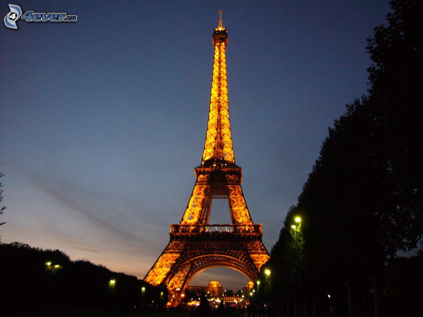 rozsvietená Eiffelova veža