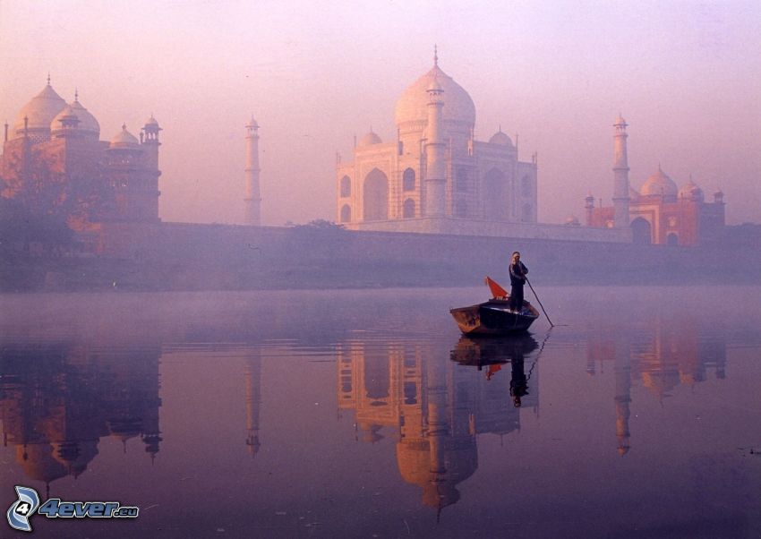 Tádž Mahal, loďka na rieke, hmla