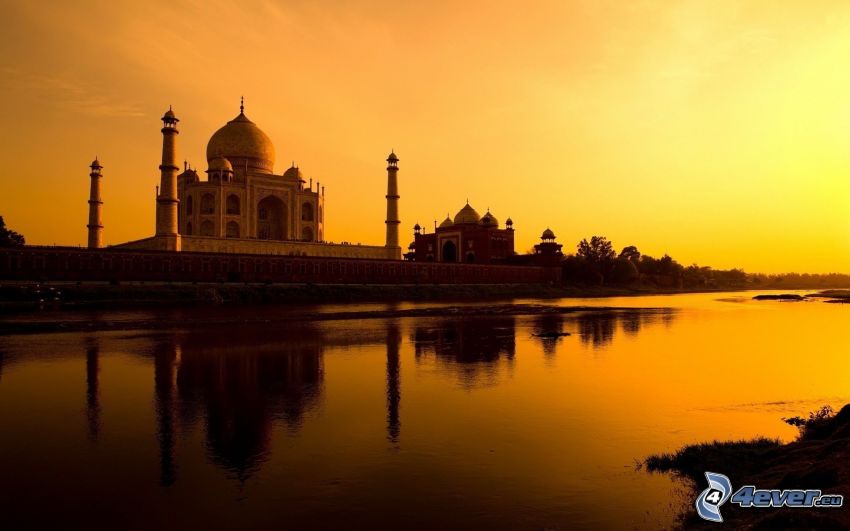 Tádž Mahal, rieka, žltá obloha