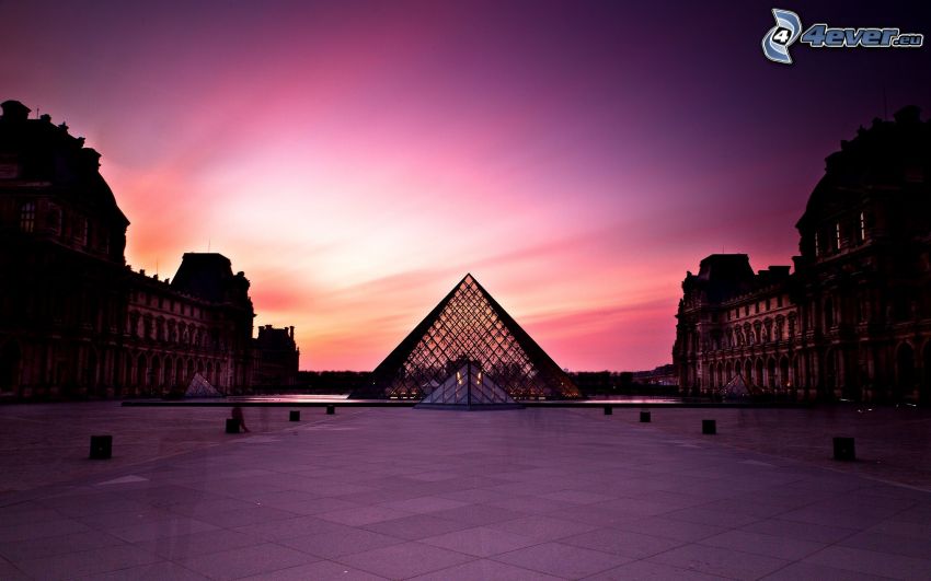 Louvre, pyramída