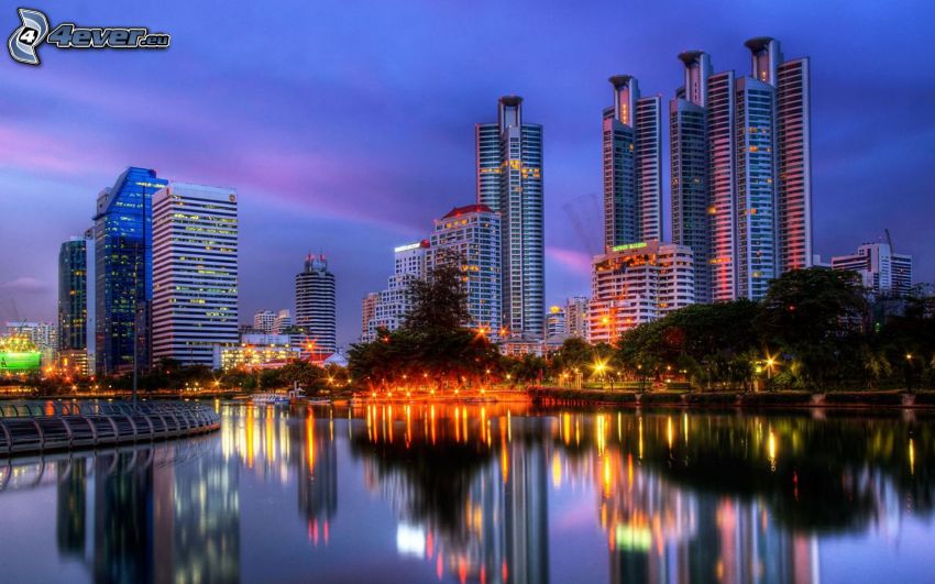 Bangkok, večerné mesto, mrakodrapy, odraz