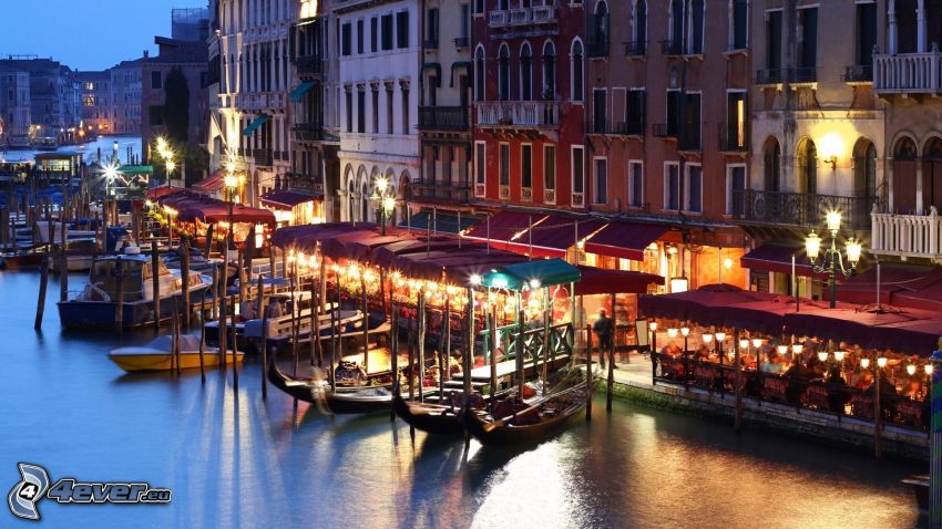 Benátky, loďky pri brehu