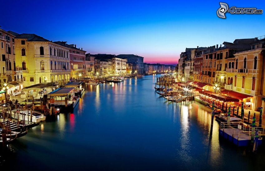 Benátky, večerné mesto