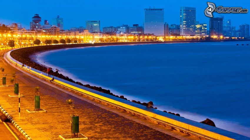 Bombaj, India, more, večer, pouličné osvetlenie