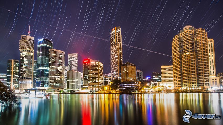 Brisbane, nočné mesto, hviezdna obloha, rotácia Zeme