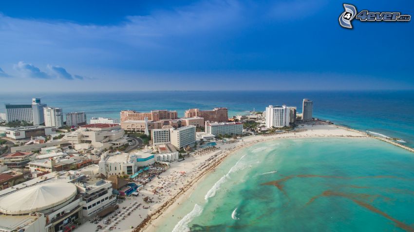 Cancún, prímorské mestečko, mrakodrapy, šíre more