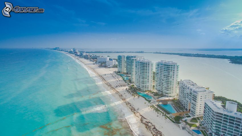 Cancún, prímorské mestečko, piesočná pláž, mrakodrapy, more