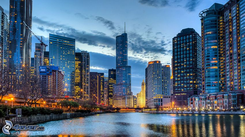 Chicago, večerné mesto, mrakodrapy