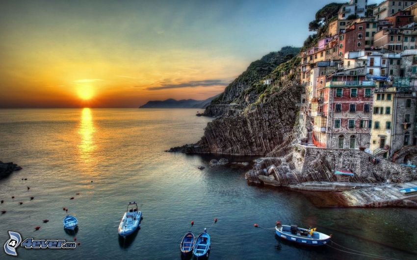 Cinque Terre, prímorské mestečko, západ slnka nad morom, HDR