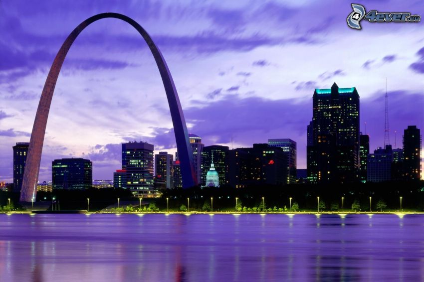 Gateway Arch, St. Louis, fialová obloha