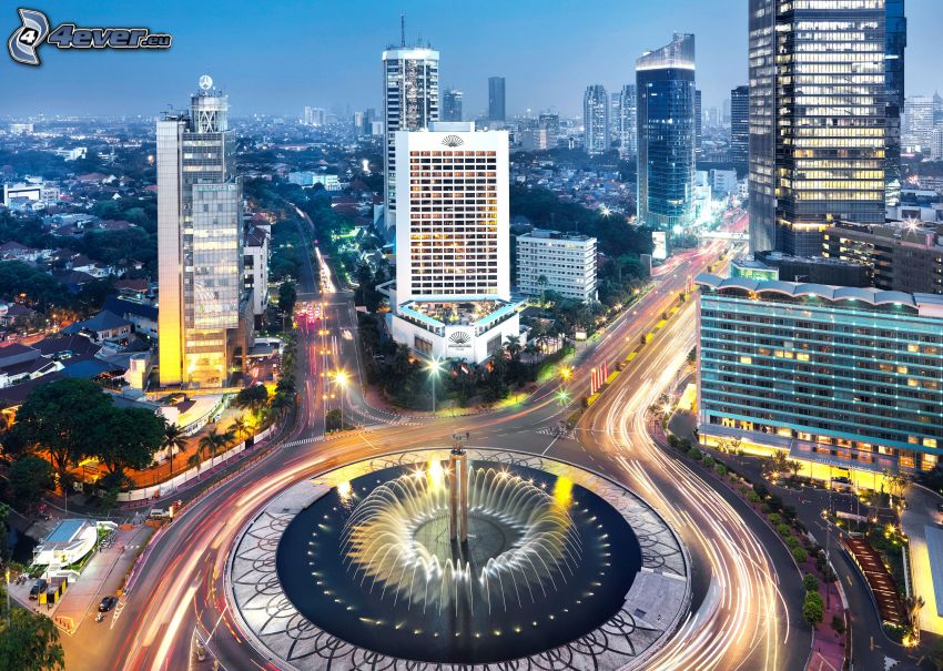 Jakarta, večerné mesto, kruhový objazd v noci