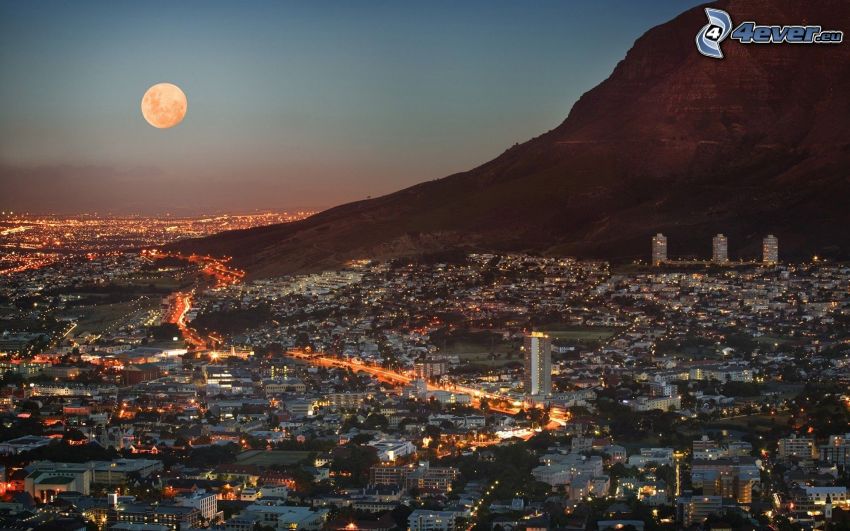Kapské mesto, večerné mesto, oranžový Mesiac