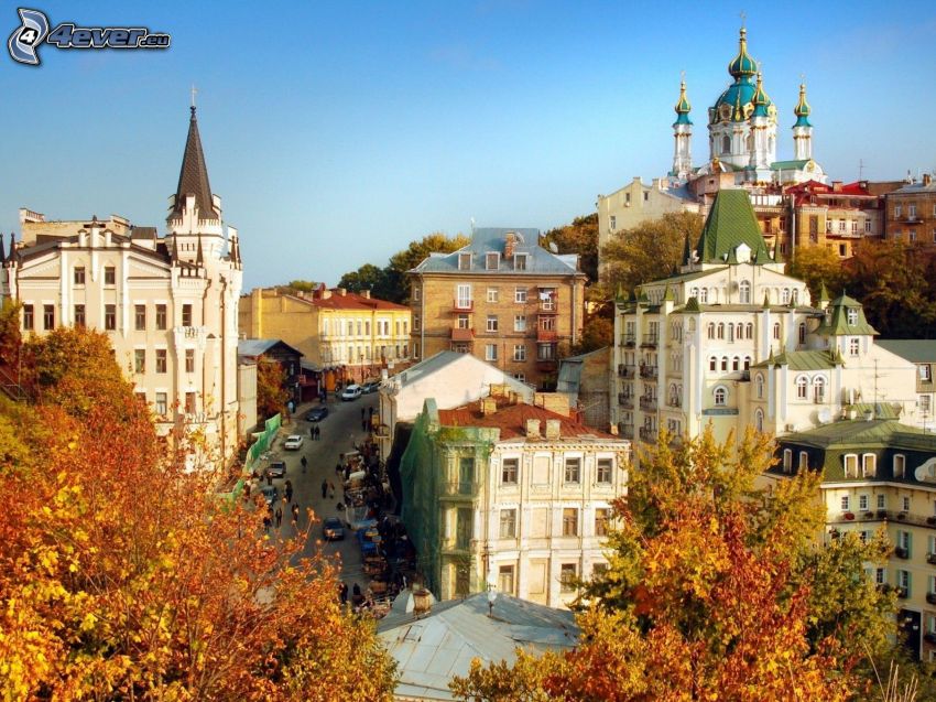 Kyjev, výhľad na mesto, budovy, jesenné stromy