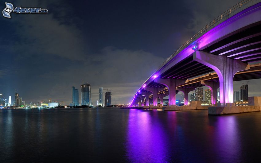 Miami, nočné mesto, osvetlený most