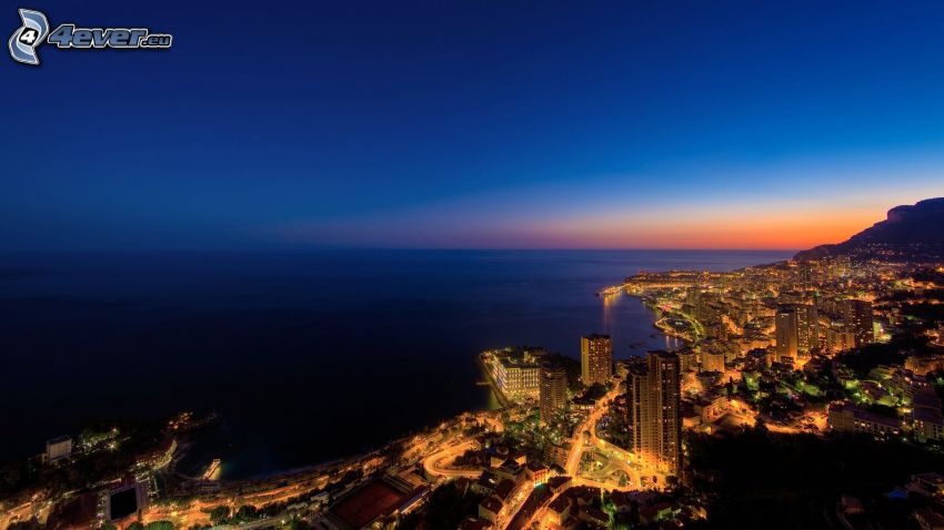 Monako, prímorské mestečko, more, nočné mesto