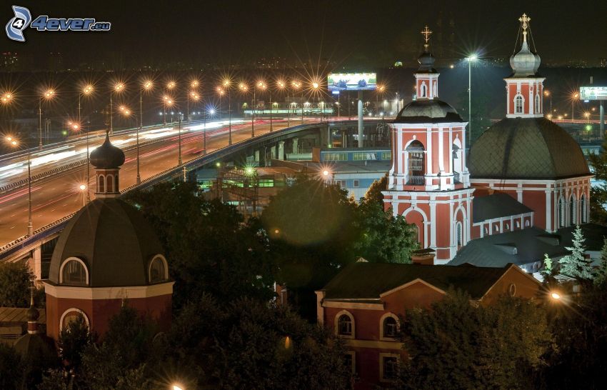 Moskva, noc, kostolná veža, pouličné osvetlenie