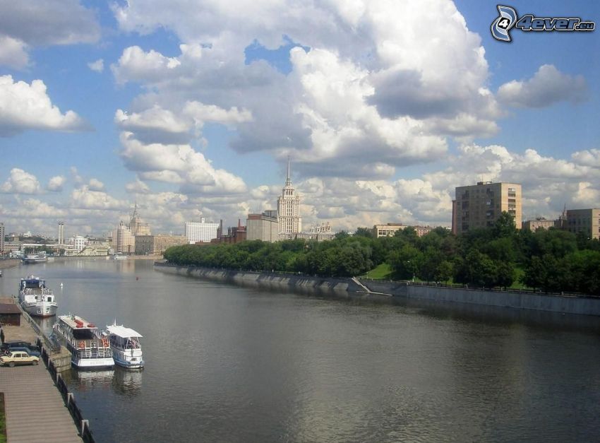 Moskva, rieka, lode, budovy, oblaky