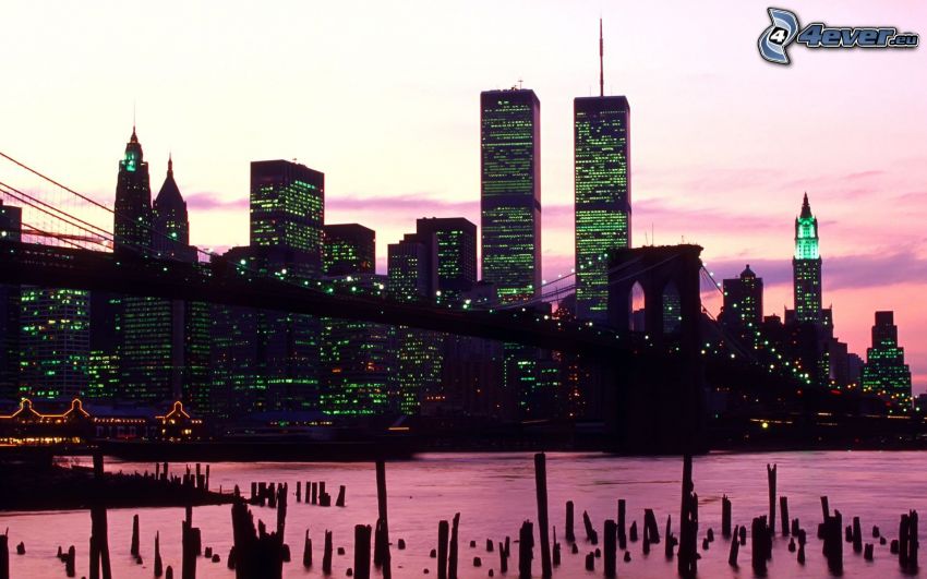 New York, Brooklyn Bridge, World Trade Center, večerné mesto, fialová obloha