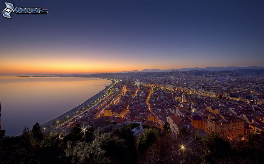 Nice, prímorské mestečko, večerná obloha, výhľad na mesto