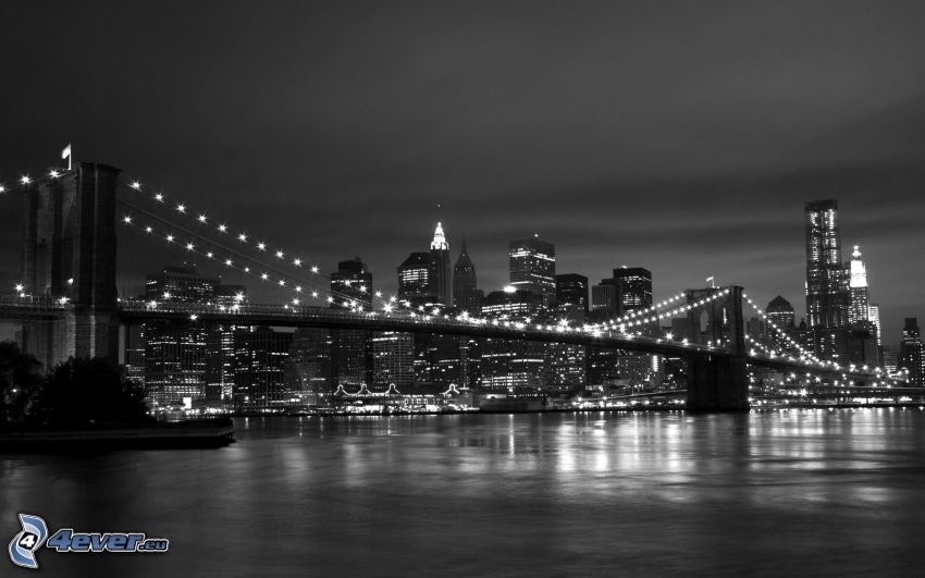 nočný New York, Brooklyn Bridge, osvetlený most, čiernobiela fotka