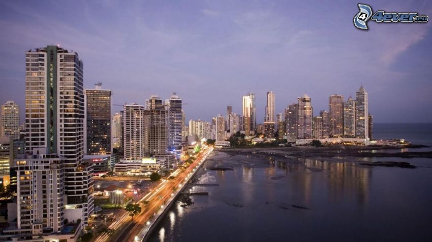 Panama, prímorské mestečko, mrakodrapy