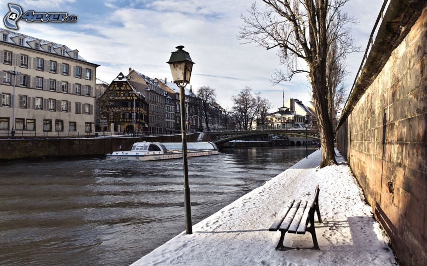 Štrasburg, rieka, zasnežená lavička, pouličná lampa
