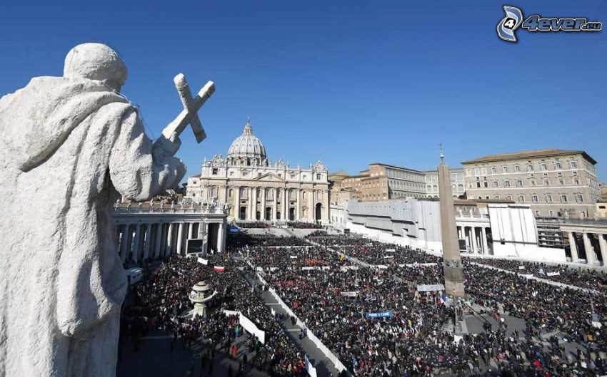 Vatikán, Námestie svätého Petra, dav ľudí, socha