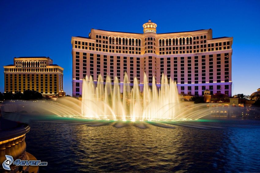 hotel Bellagio, Las Vegas, fontána, večer