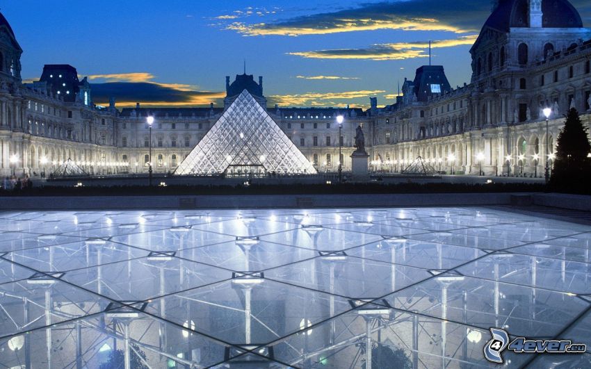 Louvre, Paríž, pyramída