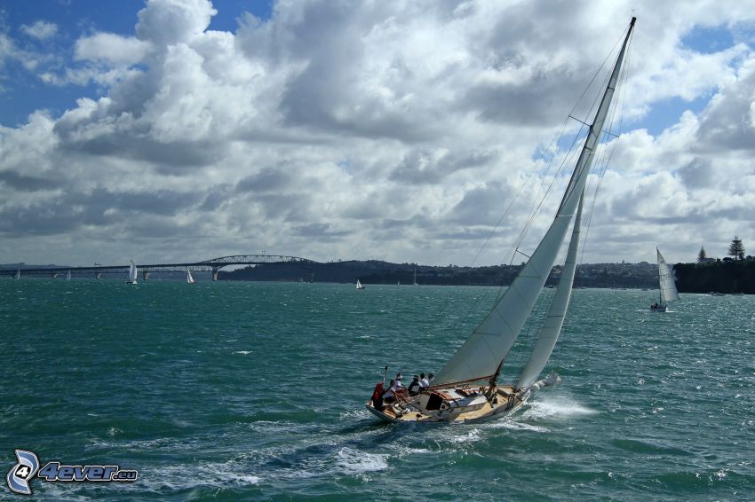 Auckland Harbour Bridge, loď, oblaky