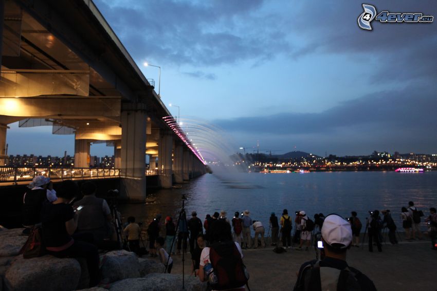 Banpo Bridge, večerné mesto, turisti