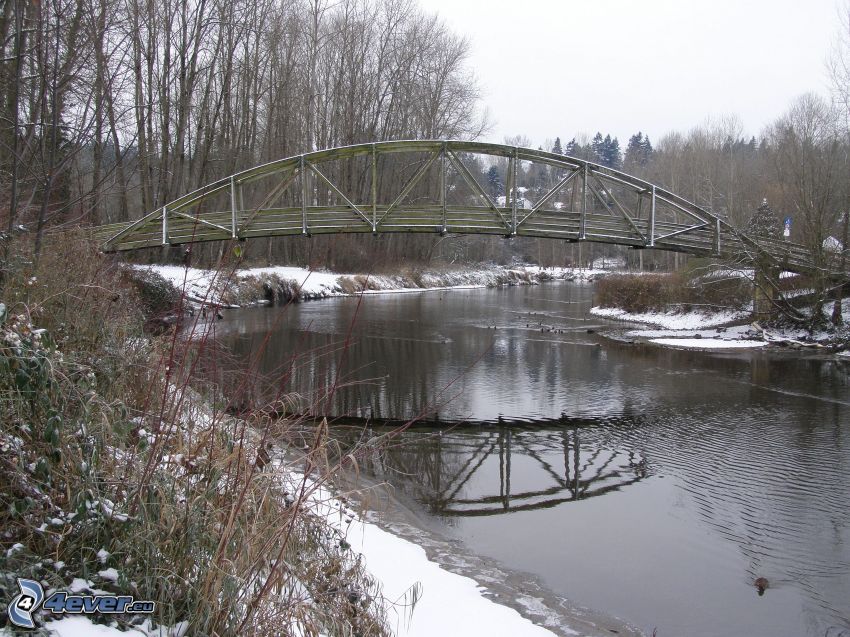 Bothell Bridge, drevený most, zasnežený park, rieka