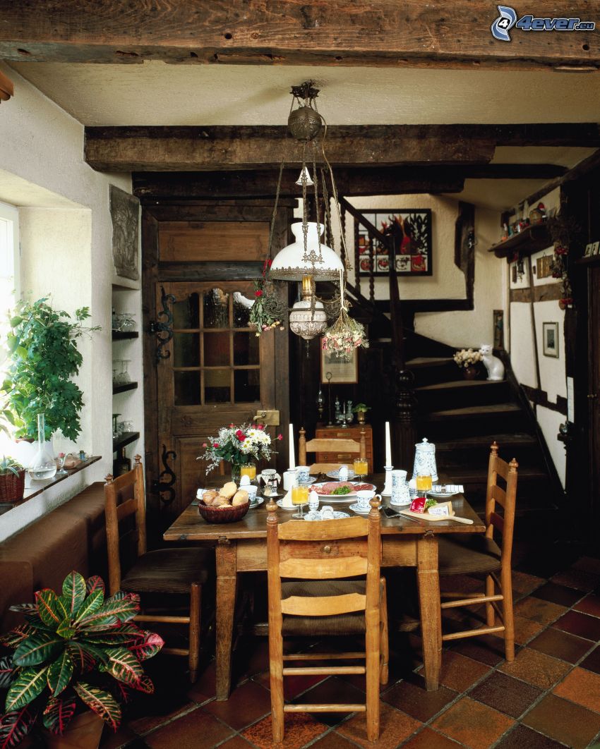 prestretý stôl, lampa, schody, kvety, interiér