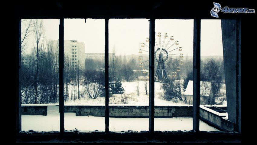 Pripiať, Černobyľ, ruské kolo, sneh, okno, čiernobiela fotka